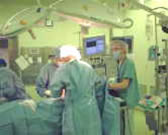 《手術中》 麻酔科医が常に患者の状態を見守り続けています。の画像