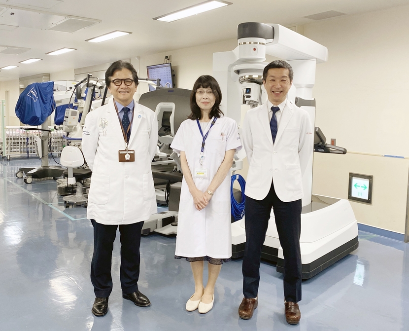 ダビンチと笠原院長、小宮センター長、石丸先生