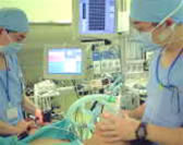《安全な麻酔》 麻酔のはじめと終わりには、必ず２人以上の麻酔科医が付き添います。の画像