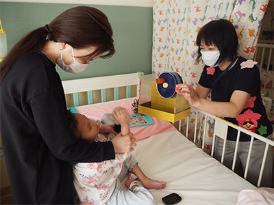 お部屋でガラポンのゲームで遊ぶ様子