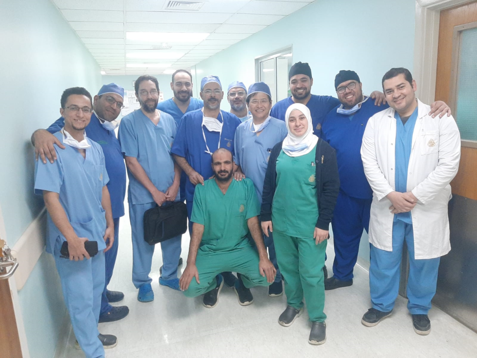 エジプト移植手術チームとの画像
