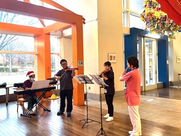 医師らによる演奏の様子