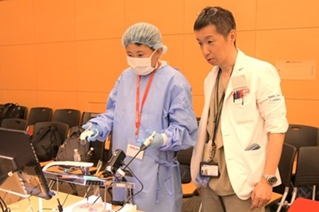 腹腔鏡手術体験の様子