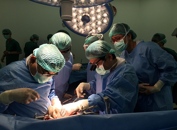 ジャカルタ大学での移植手術風景の画像