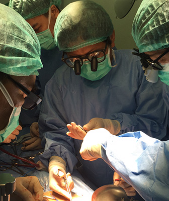 ジャカルタ大学での生体肝移植手術の画像