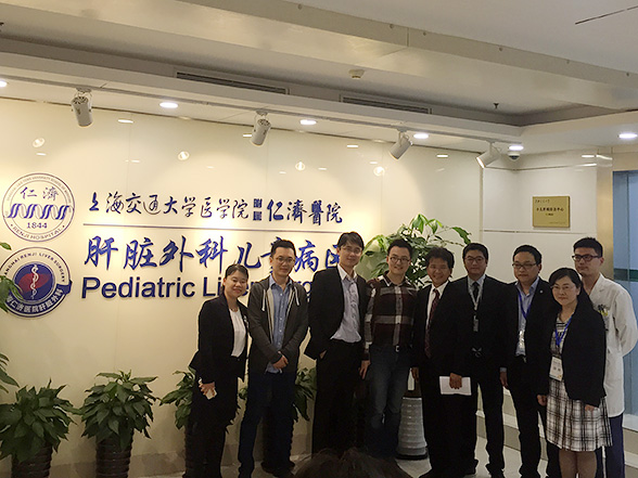 写真２．上海大学の小児肝移植病棟前で、小児肝移植チームとの画像