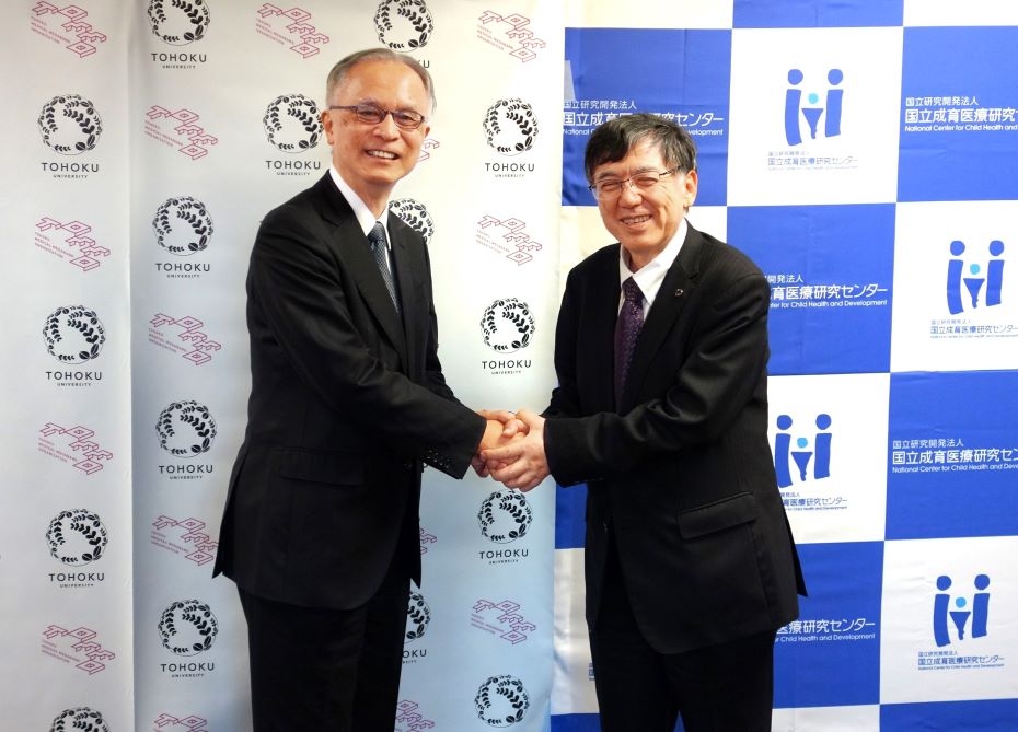 国立成育・五十嵐隆理事長と、ToMMo 山本雅之機構長の握手