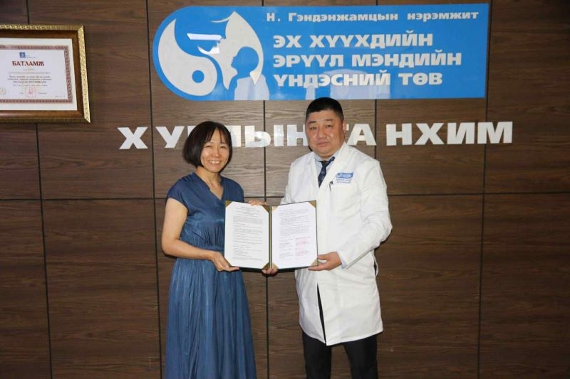 麻酔科 馬場千晶診療部長とモンゴル母子保健病院 Otogonbaatar 院長の写真