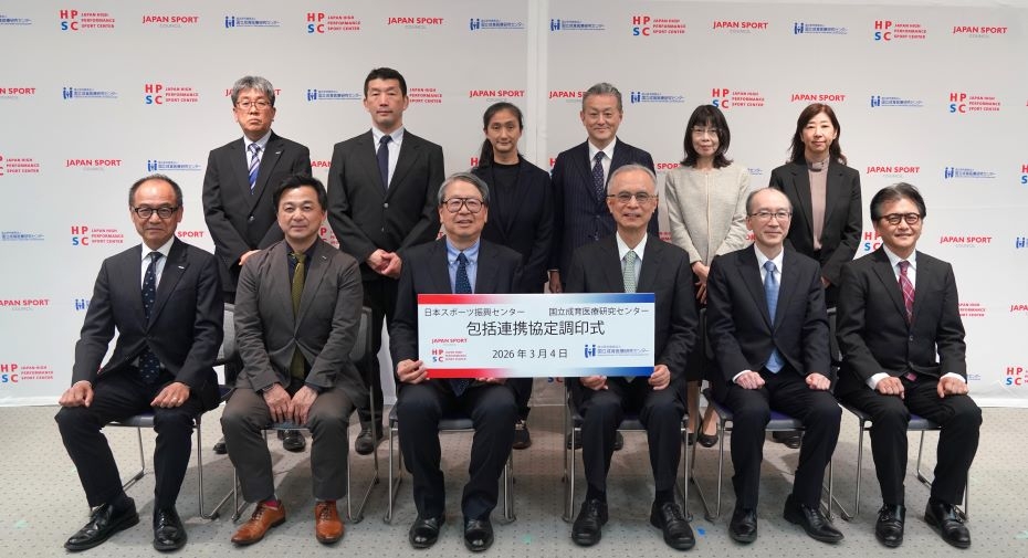 調印式のグループ写真